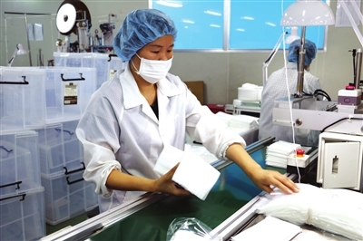 工人趕制防護(hù)口罩 無紡布口罩的生產(chǎn)一線